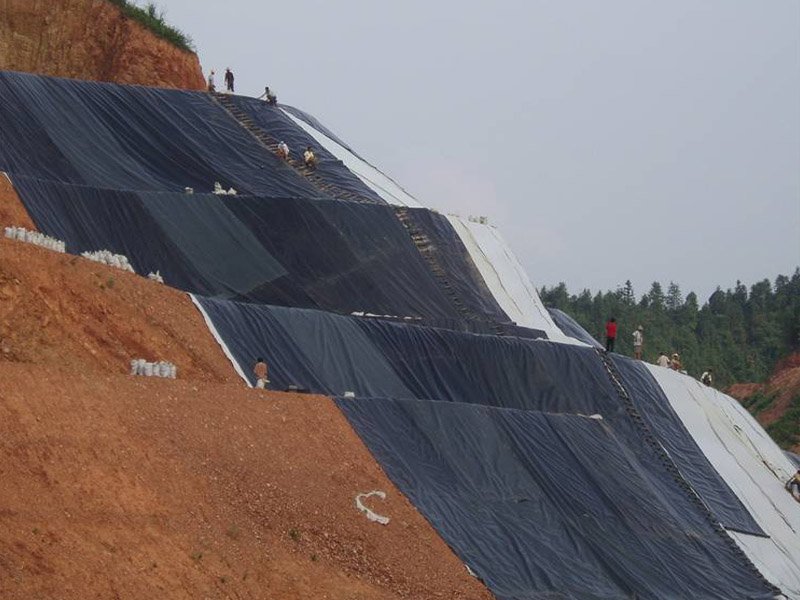 Protección de Laderas de Estanques Negros de Geomembrana