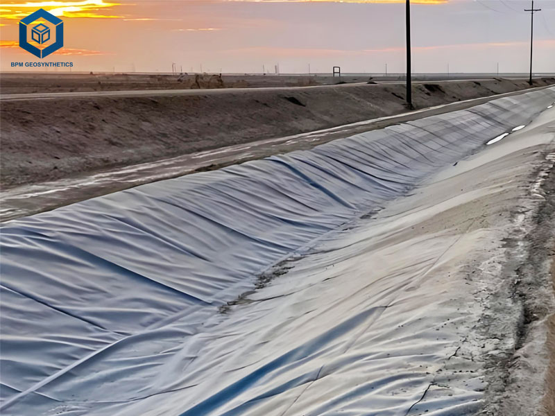 2.7 Reducción del Riesgo de Enfermedades y Parásitos Al aislar a los peces del suelo natural, las geomembranas limitan eficazmente su contacto con microorganismos dañinos. Además, este aislamiento reduce significativamente la exposición a patógenos y parásitos transmitidos por el suelo. Como resultado, la salud de los peces mejora y la tasa de mortalidad disminuye. 2.8 Rentabilidad a lo Largo del Tiempo Si bien el costo inicial de las geomembranas puede ser mayor, a la larga se traduce en ahorros significativos. En primer lugar, reducen la pérdida de agua por filtraciones, lo que disminuye los gastos operativos. Además, su diseño duradero reduce la necesidad de mantenimiento y prolonga la vida útil del sistema, lo que demuestra su viabilidad económica a largo plazo. 2.9 Beneficios Específicos del Material HDPE: Alta resistencia química, ideal para agua tratada. LDPE: Flexibilidad y tolerancia a la temperatura, adecuado para climas variables. LLDPE: Suavidad y facilidad de reparación, beneficioso para diseños complejos. 2.10 Control de Erosión y Estabilidad Estructural Los revestimientos estabilizan eficazmente los bordes de los estanques, previniendo la erosión del suelo causada por el movimiento del agua. Además, sus bordes reforzados refuerzan la integridad estructural, resistiendo el desgaste con el tiempo. En definitiva, este diseño mejora la durabilidad frente a factores ambientales estresantes como las olas y el clima. 2.11 Regulación de la Temperatura Algunos materiales de geomembrana reflejan activamente la luz solar, reduciendo la absorción de calor no deseada en los estanques de acuicultura. Por otro lado, las variedades aislantes ayudan a retener el calor en condiciones más frías, regulando las fluctuaciones térmicas. En conjunto, estas propiedades mantienen la temperatura del agua estable, garantizando condiciones óptimas para las especies de peces sensibles a la temperatura. 2.12 Cosecha Eficiente y Gestión de Desechos La superficie lisa de las geomembranas permite que los peces se deslicen sin esfuerzo durante la cosecha, lo que facilita considerablemente la recolección. Al mismo tiempo, esta superficie lisa permite que los desechos se deslicen rápidamente hacia los puntos de drenaje, simplificando los procesos de limpieza. Como resultado, las operaciones de la granja se vuelven más eficientes, lo que aumenta directamente la productividad general. 2.13 Contención de agua salina o salobre Las geomembranas crean una barrera fiable que separa eficazmente los sistemas de agua salada y dulce. Esta separación física previene la contaminación cruzada, lo cual es especialmente crucial para las explotaciones que cultivan múltiples especies. Además, proporciona una protección esencial para las operaciones en zonas ambientalmente sensibles donde es necesario mantener la pureza del agua.